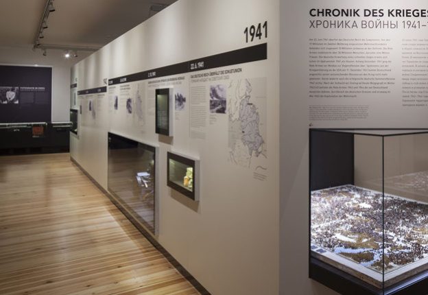 Blick in die Dauerausstellung: Chronik des Krieges 1941-1945
